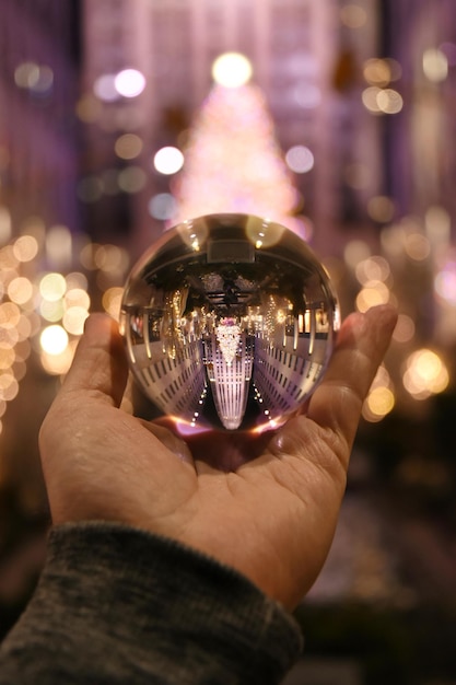 Babcia i dziadek spędzający czas z wnukami